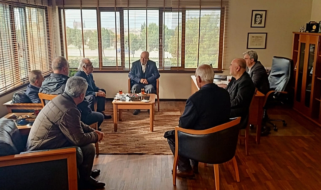 Deprem Bölgesine Ziyaret icin Gelen Devlet Eski Bakanı Ali DOĞAN Trafik Kazası Geçirdi