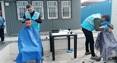 DULKADİROĞLU BELEDİYESİ MOBİL BERBER EKİBİ ÇALIŞMALARINI SÜRDÜRÜYOR