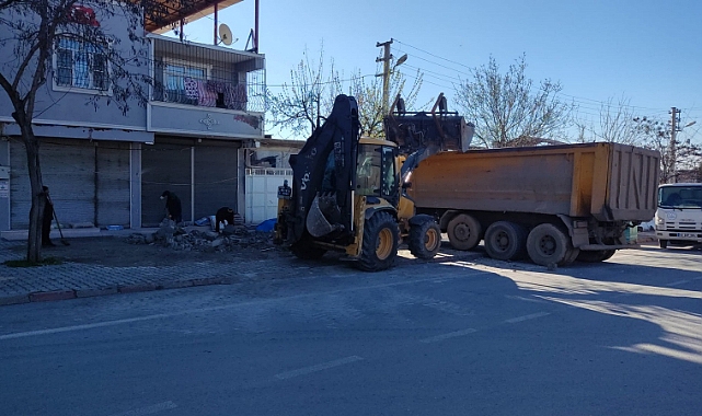 DULKADİROĞLU’NDA ARA SOKAKLAR MOLOZLARDAN TEMİZLENİYOR