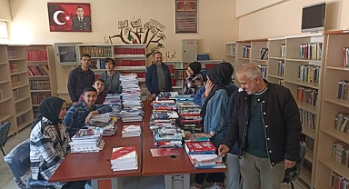 Sultanbeyli Muhammed Fazlı Demir A.İ.H.Lisesinden Depremzede Kardeş Okula 27 Koli Kitap ve Kırtasiye Yardımı.-