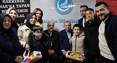 Cumhurbaşkanı Erdoğan, Bağcılar Ülkü Ocakları'nı Ziyaret Etti