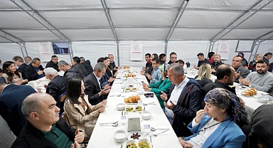Milli Eğitim Bakanı Mahmut Özer, depremzede öğrewtmenlerle iftar çadırında bir araya geldi.