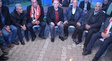 Şahinkayası, İftar Programında Başkan Mahçiçek’i Bağrına Bastı