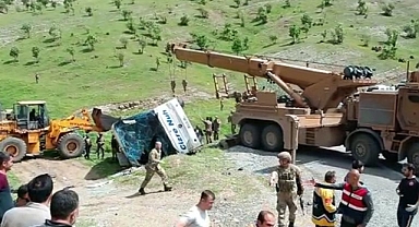 Şırnak'ta Askerleri Taşıyan Otobüs Devrildi... 2 Şehit, 45 Yaralı