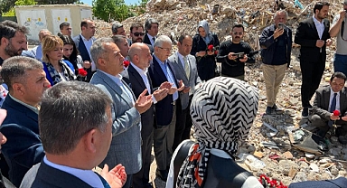 Ali BABACAN Deprem Şehitlerini Ziyaret Ederek Karanfil Bıraktı