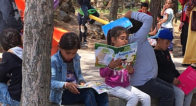 Büyükşehir’in Gezici Kütüphanesi Miniklerin Yüzlerini Güldürüyor