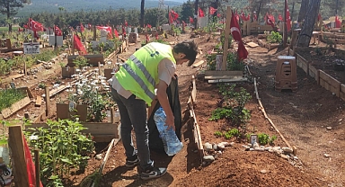 Mezarlıklar Bayrama Hazırlanıyor