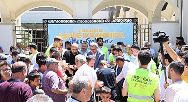 Başkan Güngör, Vatandaşlara Aşure İkramında Bulundu