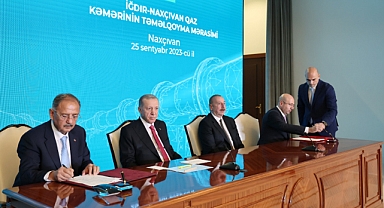 “AZERBAYCAN’IN KAHRAMANMARAŞ’A YAPACAĞI DEPREM KONUTLARININ İMZALARI ATILDI”