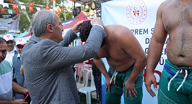 YİĞİTLER ER MEYDANINA DEPREM ŞEHİTLERİ ANISINA ÇIKTI