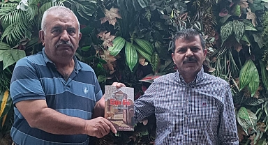 Halk Ozanı -Yazar Karadaş Kitabını Şehrimizin Kanaat Önderlerinden Çakıroğlu'na Takdim Etti