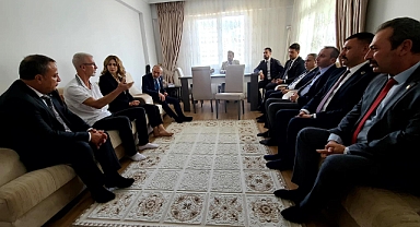 MHP'li Yıldırım ve Karakoç Darp edilen Ögretmeni Evinde Ziyaret Ettiler