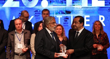 Başarılı Efsane Gazetteci ve Müdür Çiçek'e Anlamlı Plaket