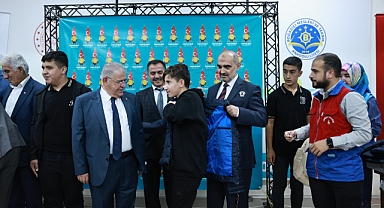 Başkan Mahçiçek'ten Mesleki Eğitim Alan 500 Öğrenciye Bot ve Mont Hediyesi