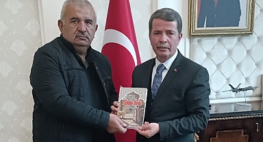 Pehlivan Şair Karadaş Edebiyat Sanat Dostu Başkan Okumuş'a İlk Kitabını Takdim Etti
