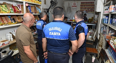 DULKADİROĞLU’NDA RUHSATSIZ KAÇAK FAALİYET GÖSTEREN SURİYELİLERİN İŞ YERLERİ MÜHÜRLENDİ