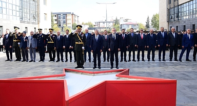 Cumhuriyet Bayramı Kutlamaları, Atatürk Anıtı’na Çelenk Sunumu ile Başladı