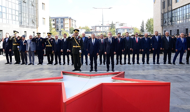 Cumhuriyet Bayramı Kutlamaları, Atatürk Anıtı’na Çelenk Sunumu ile Başladı