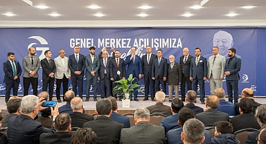 Ankara’da Düzenlenen Milli Gençlik Derneği Açılışında Fatih Erbakan’dan Muhammed Aydoğar’a Plaket Takdimi