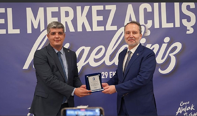 Ankara’da Düzenlenen Milli Gençlik Derneği Açılışında Fatih Erbakan’dan Muhammed Aydoğar’a Plaket Takdimi