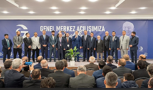 Ankara’da Düzenlenen Milli Gençlik Derneği Açılışında Fatih Erbakan’dan Muhammed Aydoğar’a Plaket Takdimi