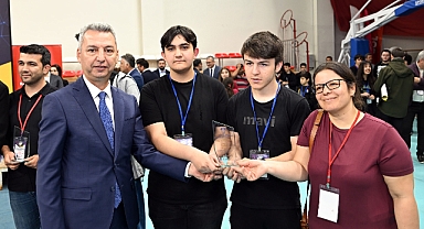 KSÜ Rektörü Okumuş, Robotik Festivalinde Dereceye Giren Öğrencilere Plaket Takdim Etti