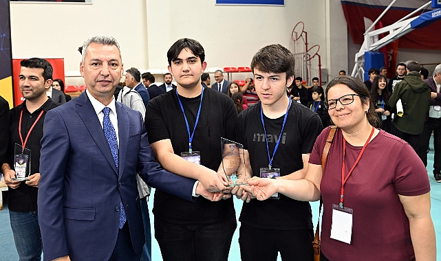 KSÜ Rektörü Okumuş, Robotik Festivalinde Dereceye Giren Öğrencilere Plaket Takdim Etti