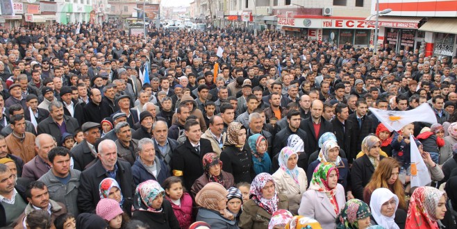 AK KADROLARA AFŞİN’DE SEVGİ SELİ