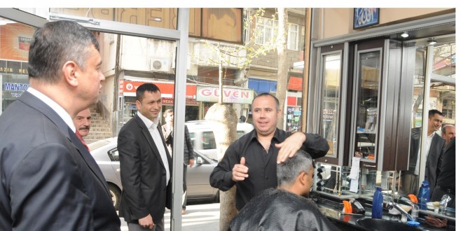 Arıkan esnaflara tek tek giderek bir araya geliyor.