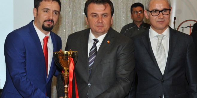 AVUKATLAR KUPALARINI BÜYÜKŞEHİR BELEDİYE BAŞKANI ERKOÇ ‘TAN ALDILAR