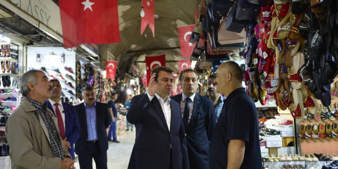 BAŞKAN ERKOÇ AYAKKABICILAR ÇARŞISI’NDA…