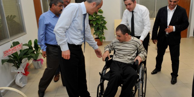 BAŞKAN OKAY’DAN TEKERLEKLİ SANDALYE