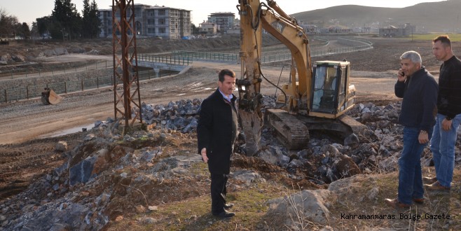 BAŞKAN 'OKUMUŞ'DERE ISLAHI VE ÇEVRE DÜZENLEME ÇALIŞMALARINI YERİNDE İNCELEDİ.