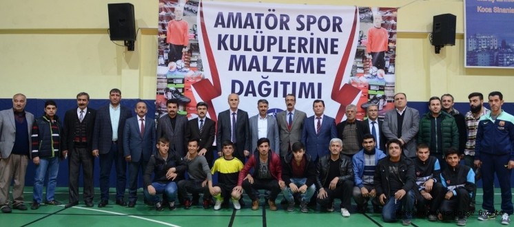 DULKADİROĞLU SPORUN VE SPORCUNUN YANINDA AMATÖR SPOR KULÜPLERİNE MALZEME YARDIMI
