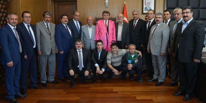 ESNAF ODALARI BAŞKAN ERKOÇ’A KAFTAN GİYDİRDİ.