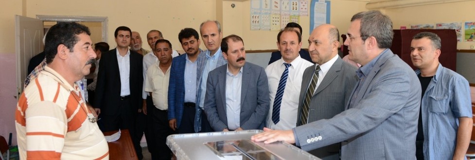 MİLLETVEKİLİ PAKDİL ,BAŞKAN OKAY VE DEBGİCİ OYLARINI KULLANDILAR.