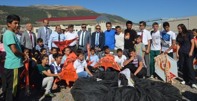 HALK SAĞLIĞI MÜDÜRLÜĞÜNDEN HAREKETLİ YAŞAMA DESTEK UÇURTMA ŞENLİĞİ.