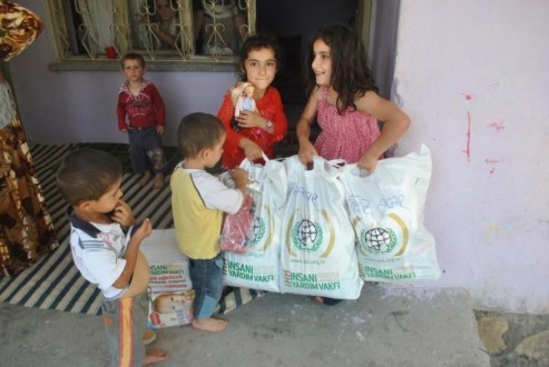 İHH, Ramazan çocuk paketiyle bu yıl da on binlerce yetimin yüzünü güldürecek.