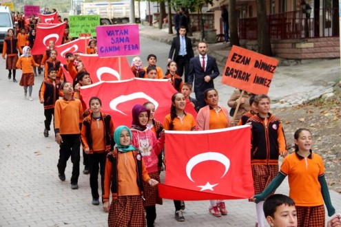 Ilıca Yeniyapan Ortaokulu’nun Öğrenci ve Öğretmenlerinden Anlamlı Büyük BAYRAK SEVGİSİ VE YÜRÜYÜŞÜ..