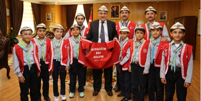 İZCİLERDEN ÇANAKKALE KAMPI SONRASI VALİ GÜVENÇER’E ZİYARET
