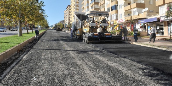 KAHRAMANMARAŞ’TA ASFALT ÇALIŞMALARI ARALIKSIZ HER BÖLGEDE DEVAM EDİYOR