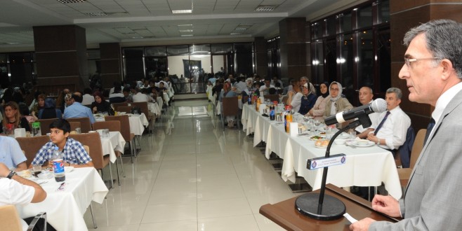 KSÜ’NÜN ÜÇ SALONUNDA BİN KİŞİYE İFTAR VERİLDİ.