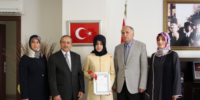 KURAN-I GÜZEL OKUYAN TÜRKİYE İKİNCİSİ OLAN KAZANCI MÜFTÜLÜK TARAFINDAN ALTIN VE BAŞARI BELGESİ İLE ÖDÜLLENDİRİLDİ.