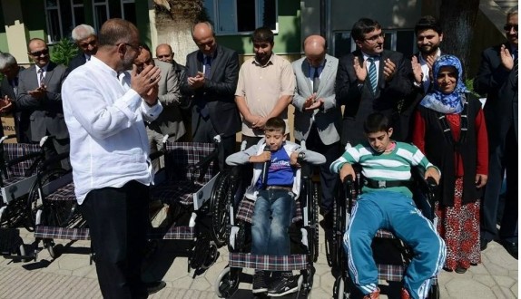 MAVİ KAPAKLARLA AYAK OLDULAR, UMUT OLDULAR,HAYATI GÜZELLEŞTİRMEYE DEVAM EDİYORLAR.