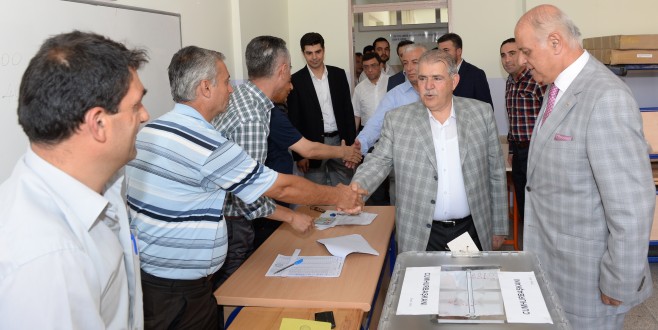 MİLLETVEKİLİ SAĞLAM VE BAŞKAN MAHÇİÇEK OYLARINI BİRLİKTE KULLANDILAR.