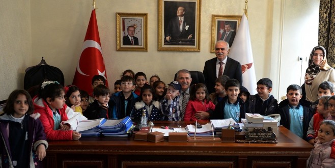MİNİK YÜREKLER ONİKİŞUBAT BELEDİYESİNDE BAŞKAN MAHÇİÇEK’İN KONUĞU OLDULAR.