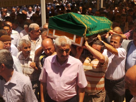 MURAT DEVREK ANNESİNİ KAYBETMENİN ÜZÜNTÜSÜNÜ YAŞIYOR.