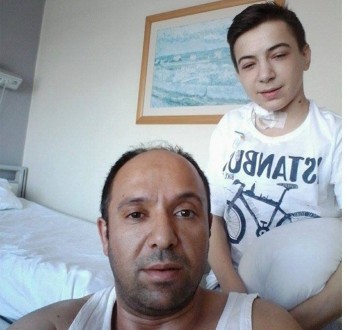 Oğlunun böbrek hastası olduğunu öğrenen baba böbreğinin birini oğluna verdi