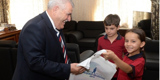 OKULDAKİ İLK GÜNÜN HEYECANINI VE SEVİNÇLERİNİ BAŞKAN MAHÇİÇEK’LE PAYLAŞTILAR
