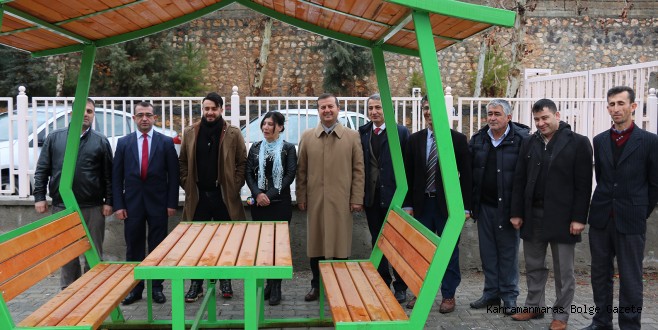 PAZARCIK BELEDİYESİNDEN, OKULLARA OTURMA BANKI DAĞITILDI